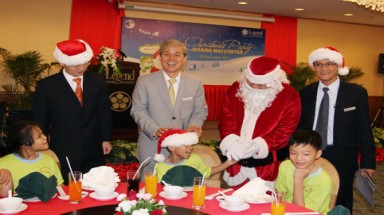  Khách sạn Legend Saigon chia sẽ Giáng Sinh với trẻ khuyết tật